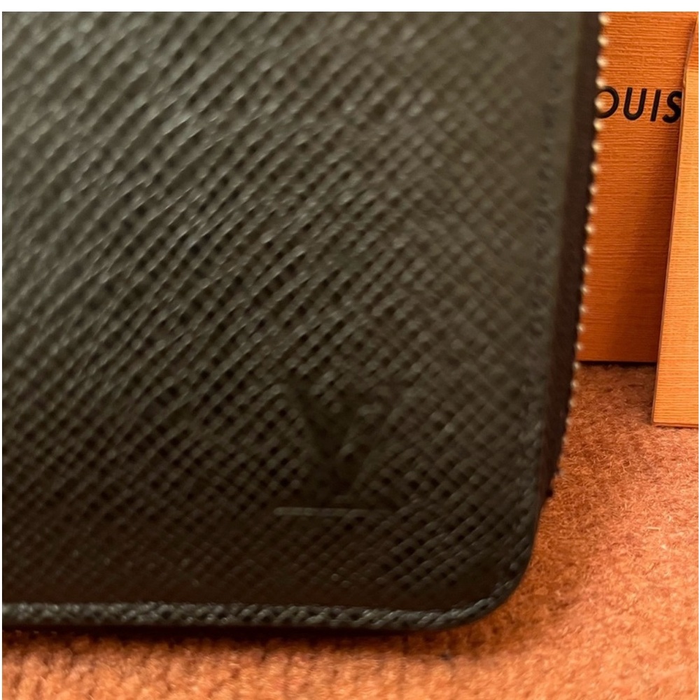 *LIKE NEW* - LOUIS VUITTON ZIPPY VERTICAL TIAGA LEATHER (BLACK) - - Picture 3 of 11